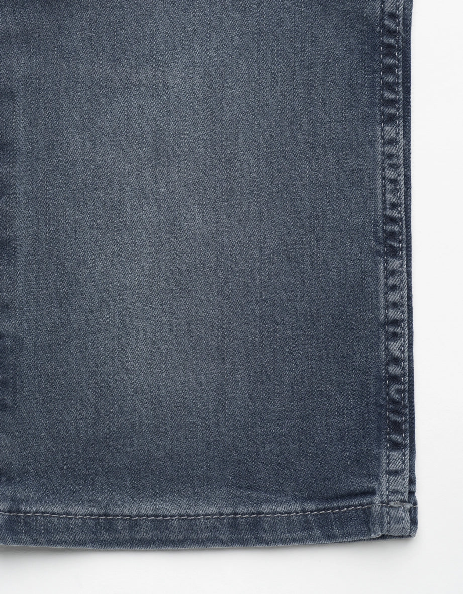 bugatti Jeans in dunklem Denim, Nahaufnahme der Details mit Reißverschluss und Knopf.