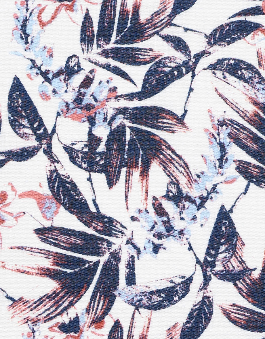 Blauw en roze bloemenpatroon op witte achtergrond, detailopname stofontwerp.