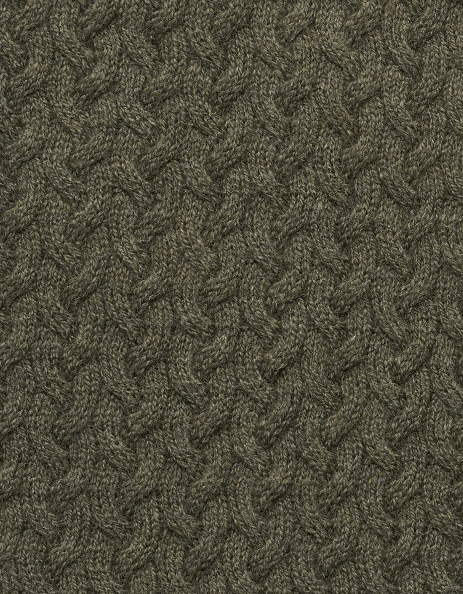 Grüner Strickstoff mit Zopfmuster, Detailaufnahme für bugatti.