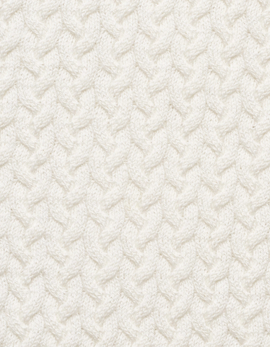 Weißer Strickstoff mit Zopfmuster, Detailaufnahme. Ideal für stilvolle bugatti-Outfits mit zeitloser Eleganz.