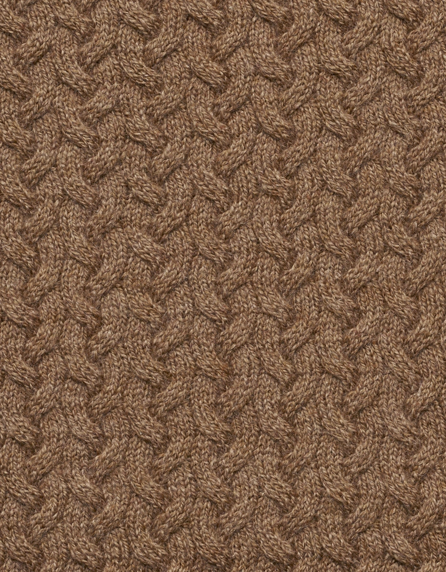 Braunes Strickmuster in Zopfdesign, texturierte Nahaufnahme. Ideal für Pullover oder Accessoires.