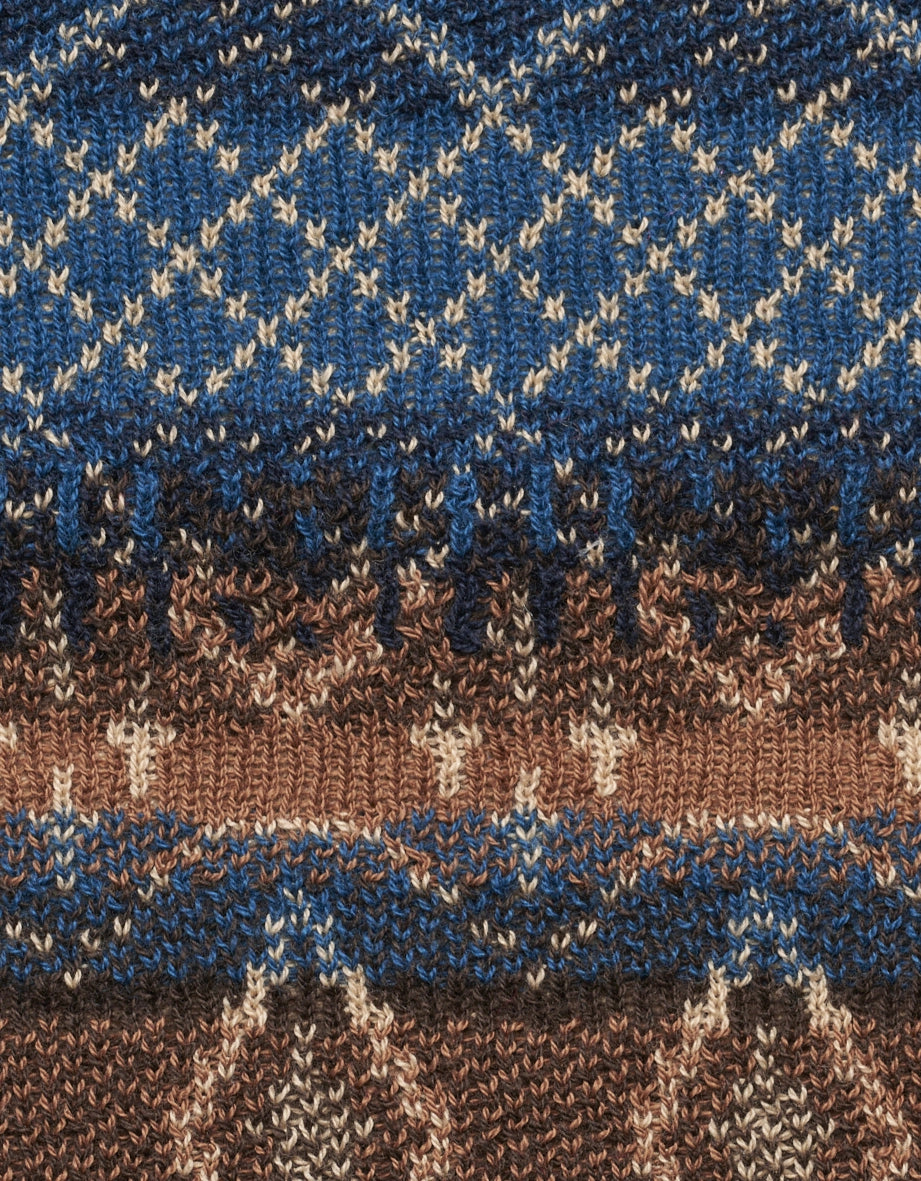 Model in gemustertem, blau-braunem bugatti-Pullover, Seitenansicht, elegantes Design.