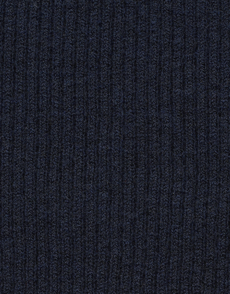 Dunkelblauer Strickstoff mit geripptem Muster, Materialdetailansicht.