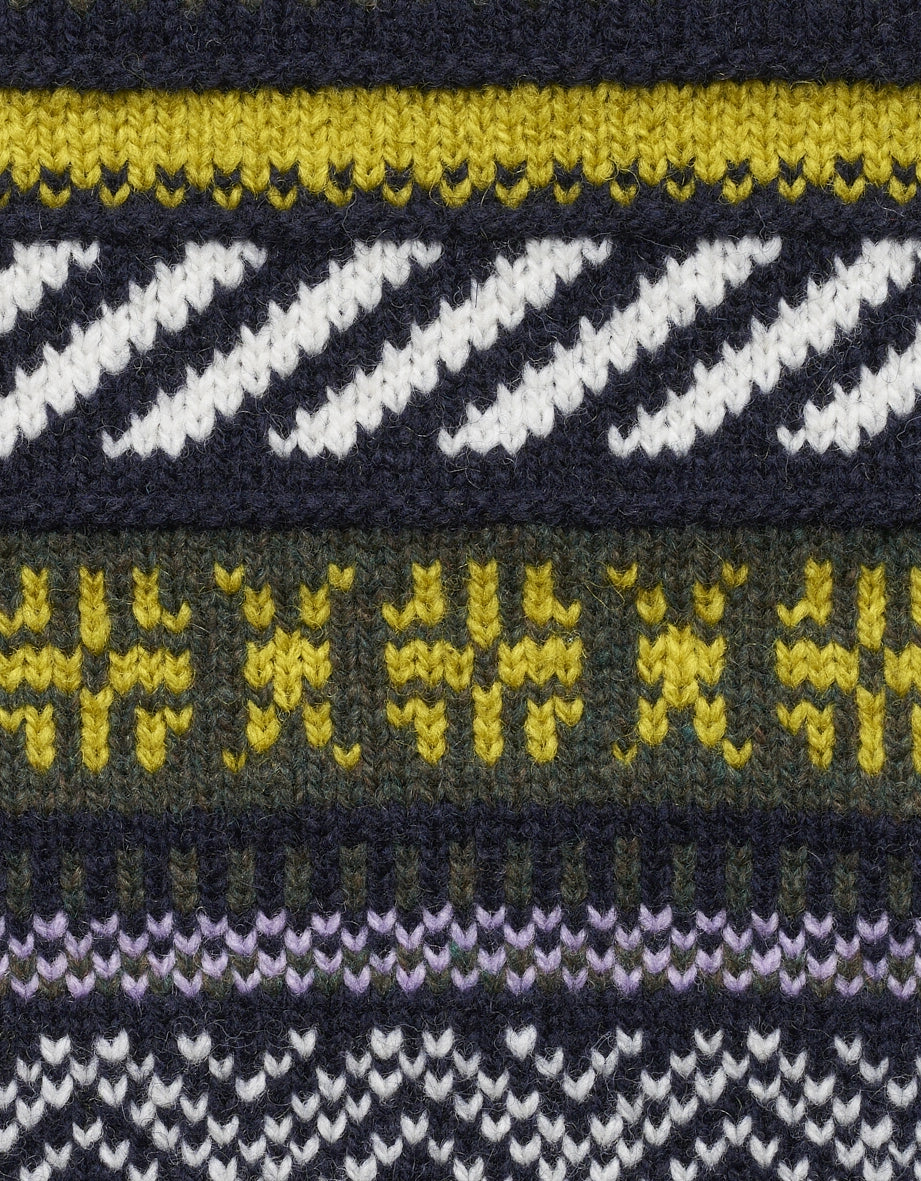 Strickmuster in Gelb, Grün, Weiß und Lila, Nahaufnahme, detailreich und bunt.