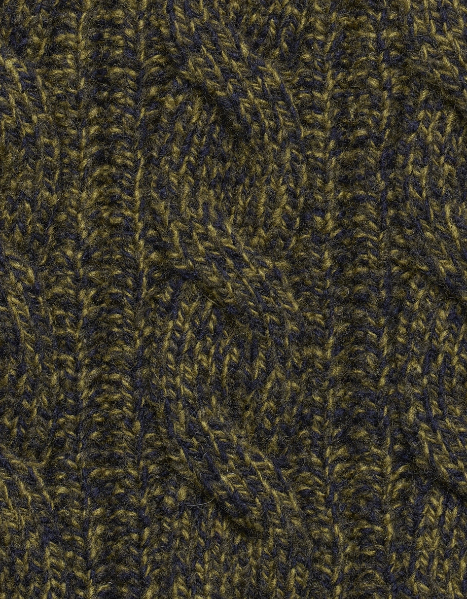 Gestrickter Stoff in Olivgrün und Dunkelblau mit Zopfmuster, Detailaufnahme.