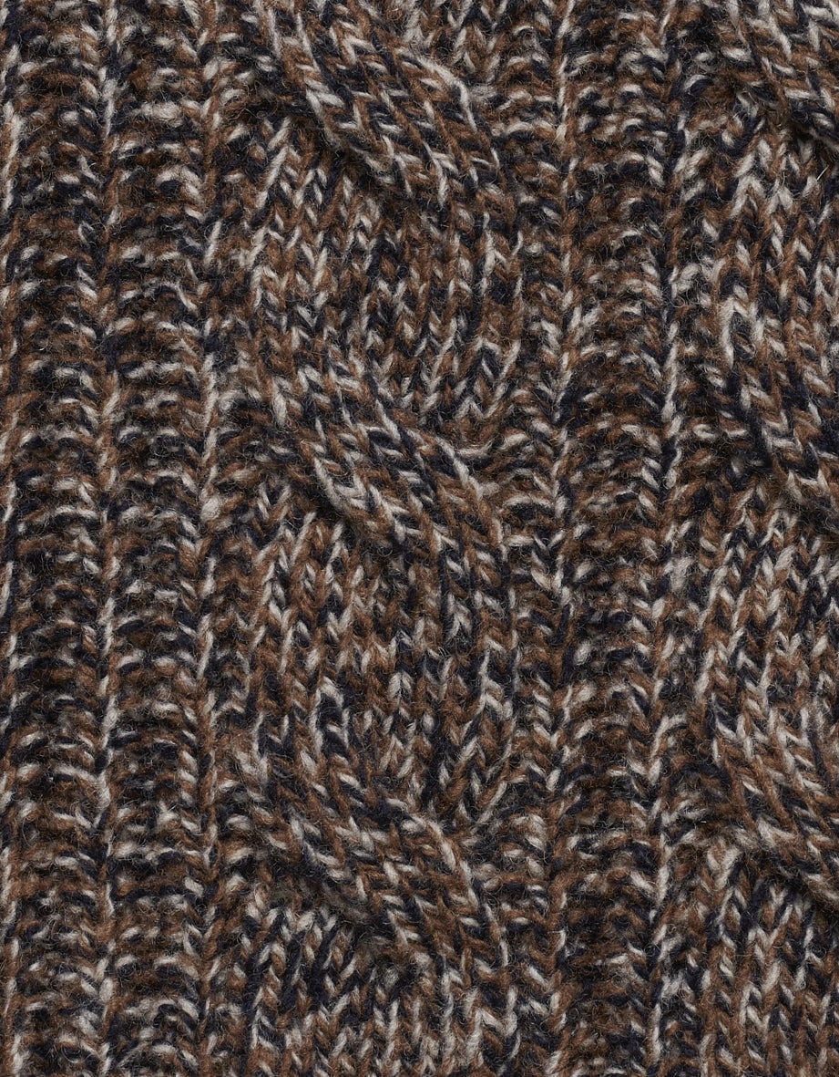 Gestricktes Zopfmuster in Braun und Grau, Nahaufnahme, Textildesign für bugatti.