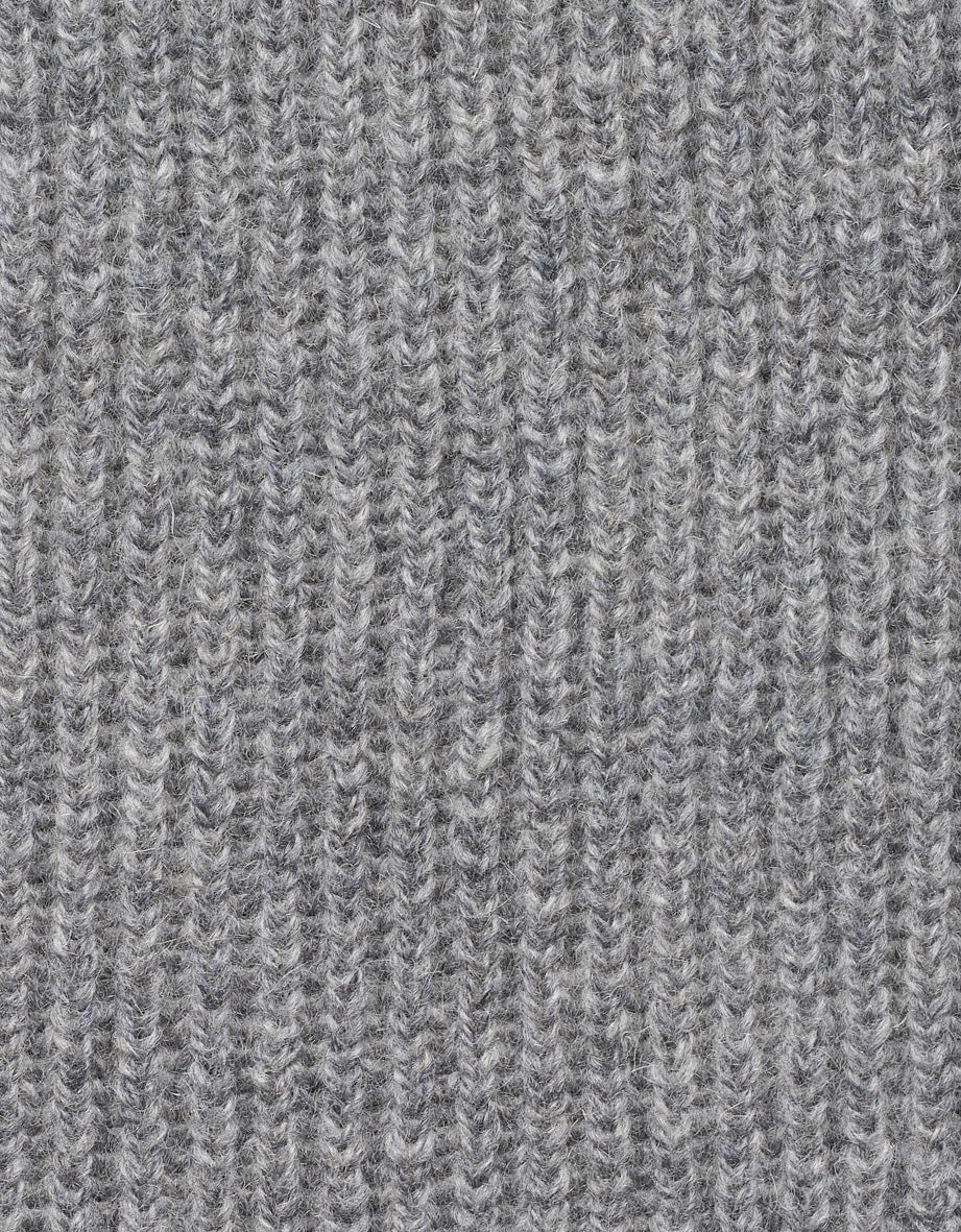 Grauer Strickstoff mit feinem Rippenmuster, Detailansicht, Texturaufnahme.