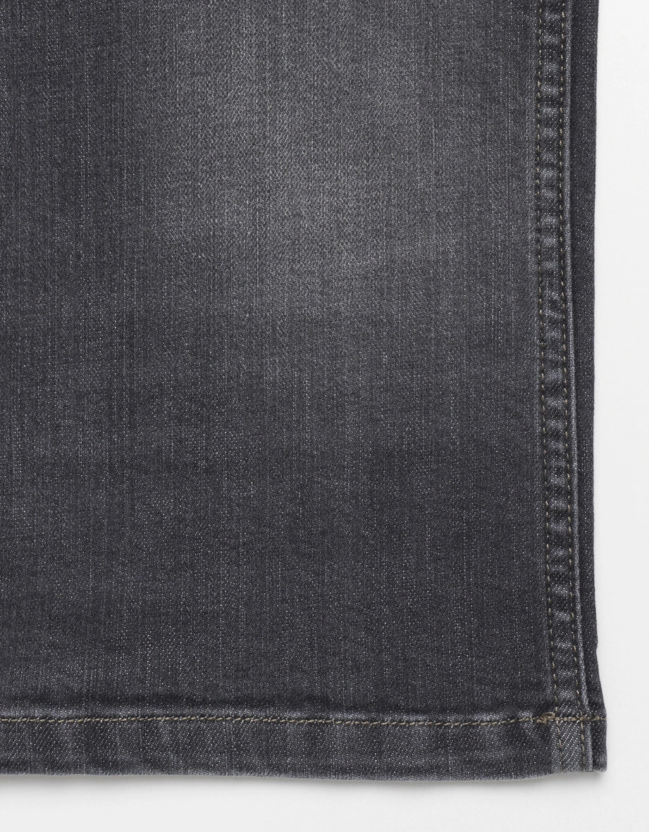 Dunkelgraue bugatti Jeans, Nahaufnahme des Stoffes, schlichtes Design, hochwertige Verarbeitung.