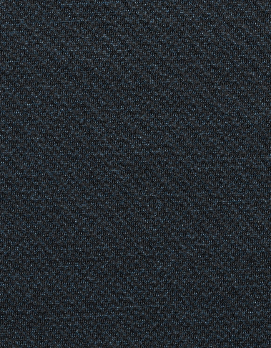 Dunkelblauer Stoff mit feiner Struktur, Nahaufnahme, ohne Muster oder Design.