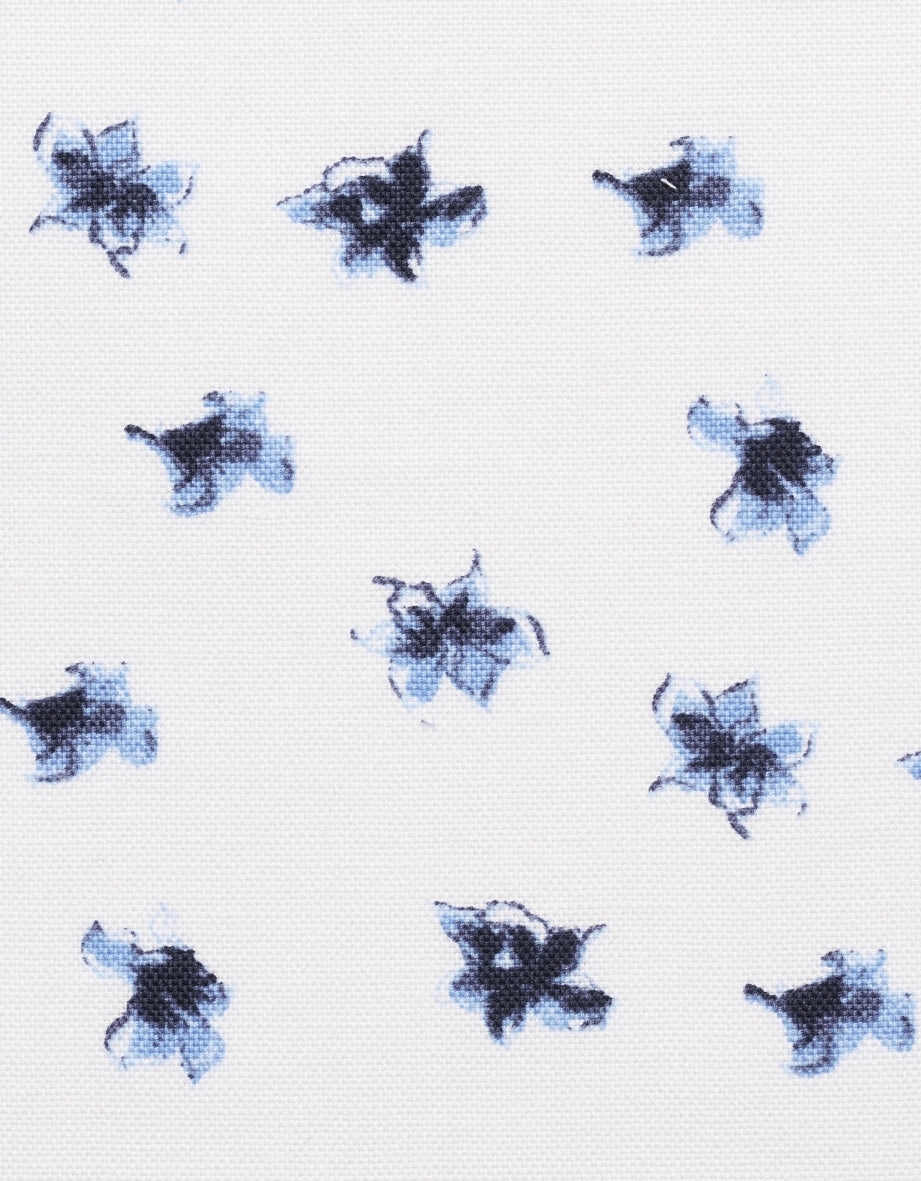 Weiße bugatti-Hemd, blaues Blumenmuster, Rückansicht, legeres Bild.
