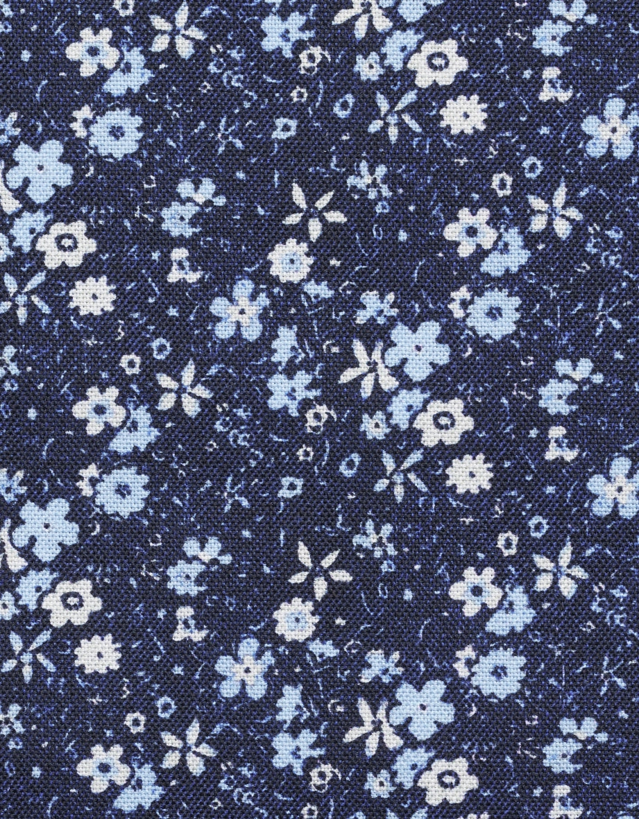 Blaues florales Muster auf Stoff, detailreich und stilvoll, passend für bugatti Outfits.