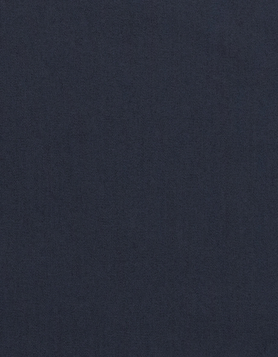 Donkerblauwe stof met fijne structuur. Elegantie en veelzijdigheid geïnspireerd door bugatti.