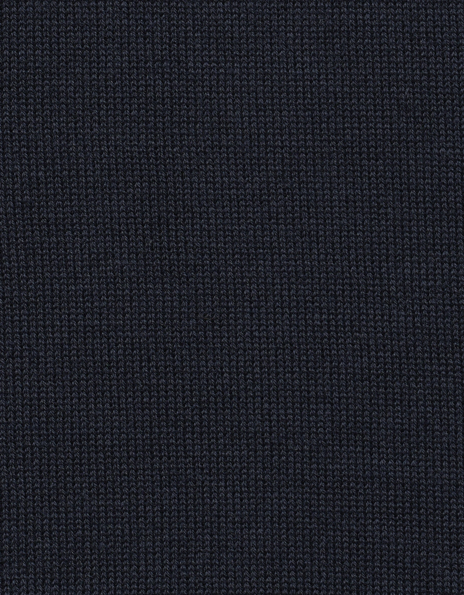 Donkerblauwe breistof, close-up, toont fijne textuur en kwaliteit voor bugatti outfits.