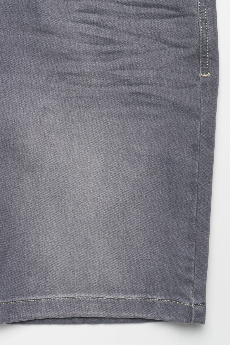 Graue bugatti Jeans, Detailansicht, hochwertige Verarbeitung.