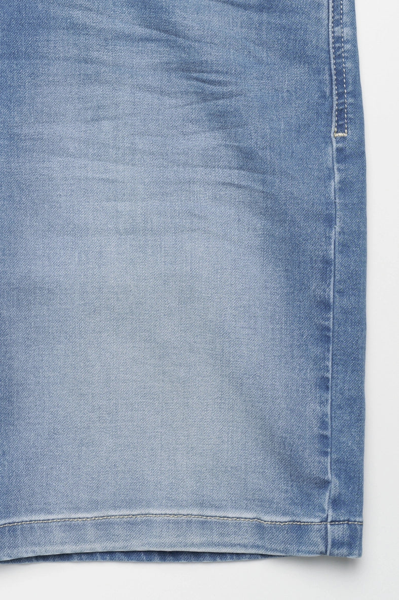 Denimstoff in hellem Blau mit dezenter Waschung, Büstenbild.