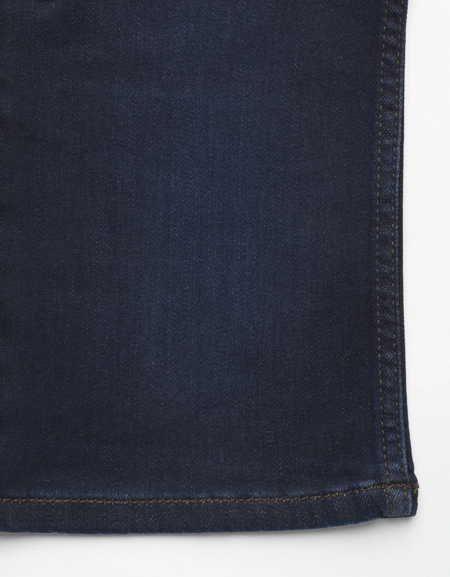 Dunkelblaue Jeans von bugatti, Detailaufnahme. Hochwertiges Material, zeitloses Design.