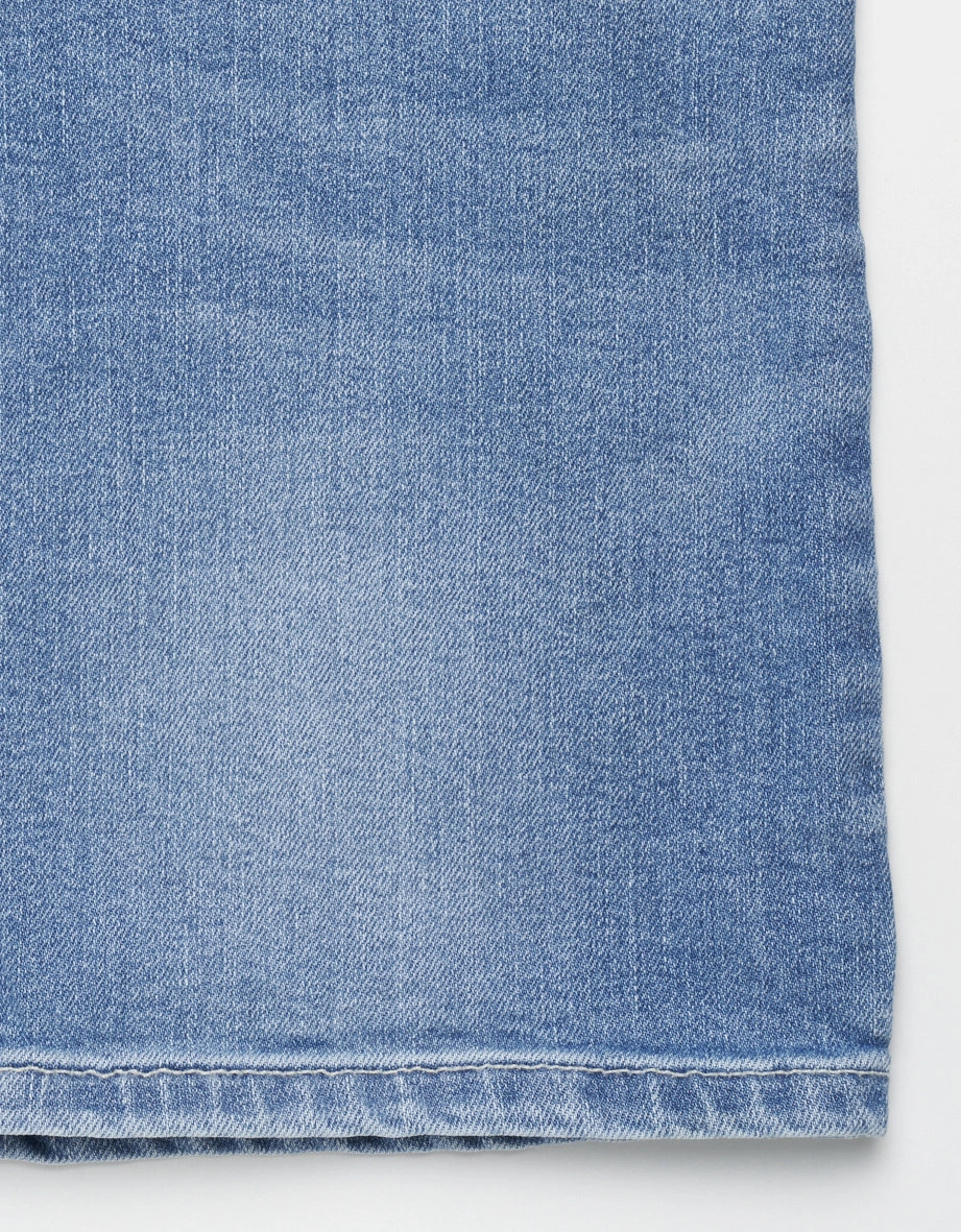 Hellblaue Jeans von bugatti, Nahaufnahme, legeres Bild, klassische Denim-Optik.