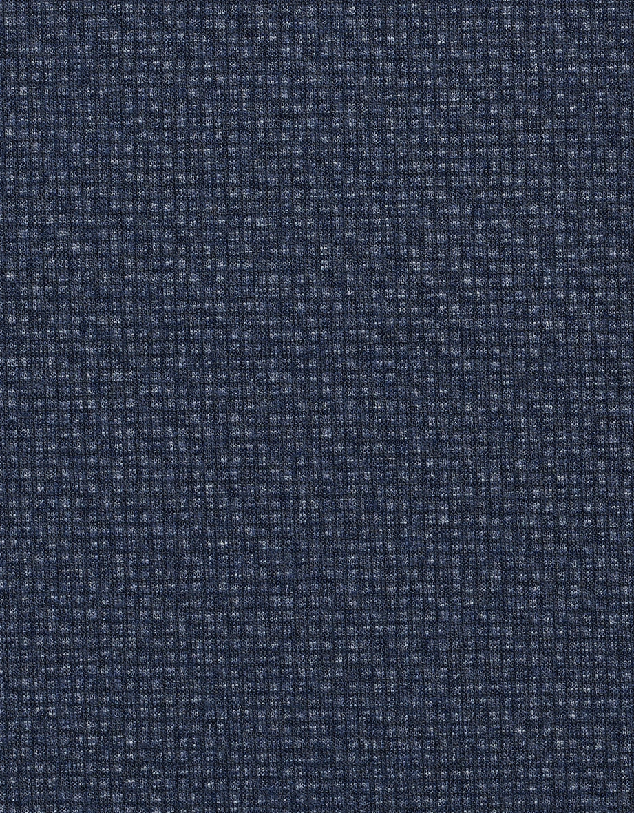Marineblauwe broek met fijn patroon, detailopname, gecombineerd met wit overhemd, bugatti stijl.