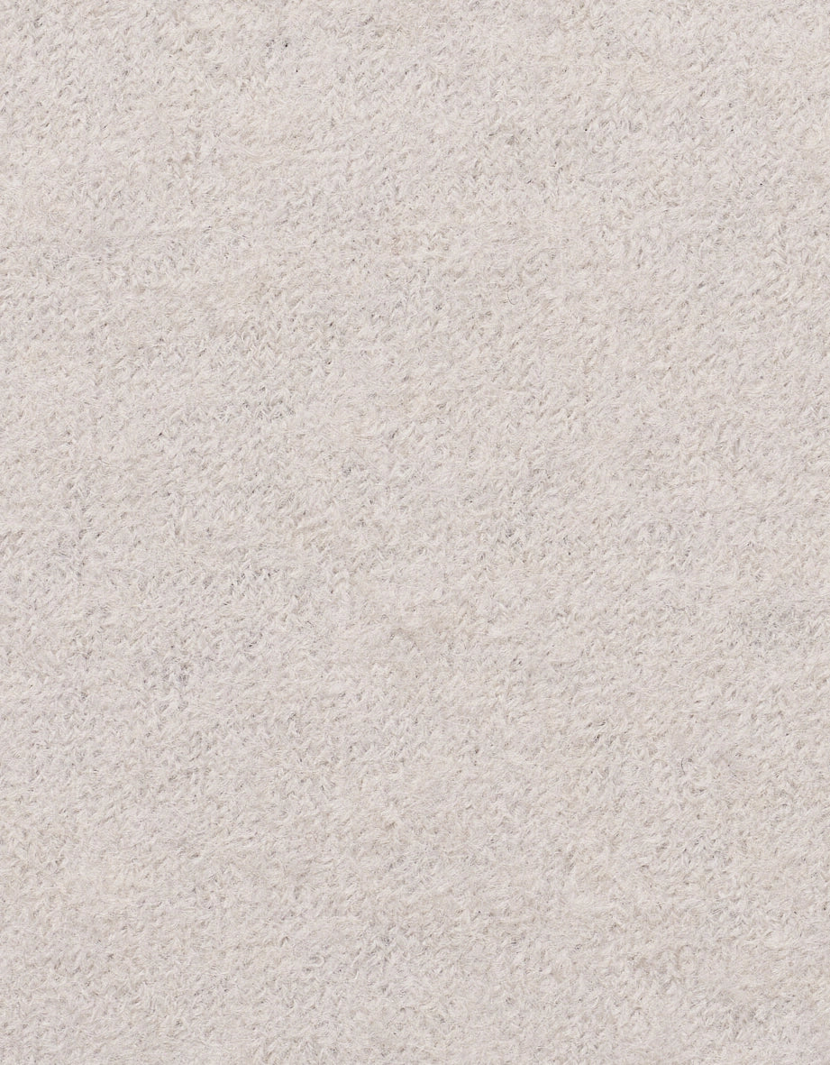 Lichtgrijze, gestructureerde stof, close-up, toont een zachte, knusse textuur, ideaal voor stijlvolle kleding.