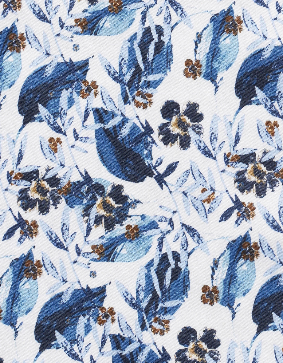 Blauw-wit bugatti overhemd met bloemenmotief. Busteportret.