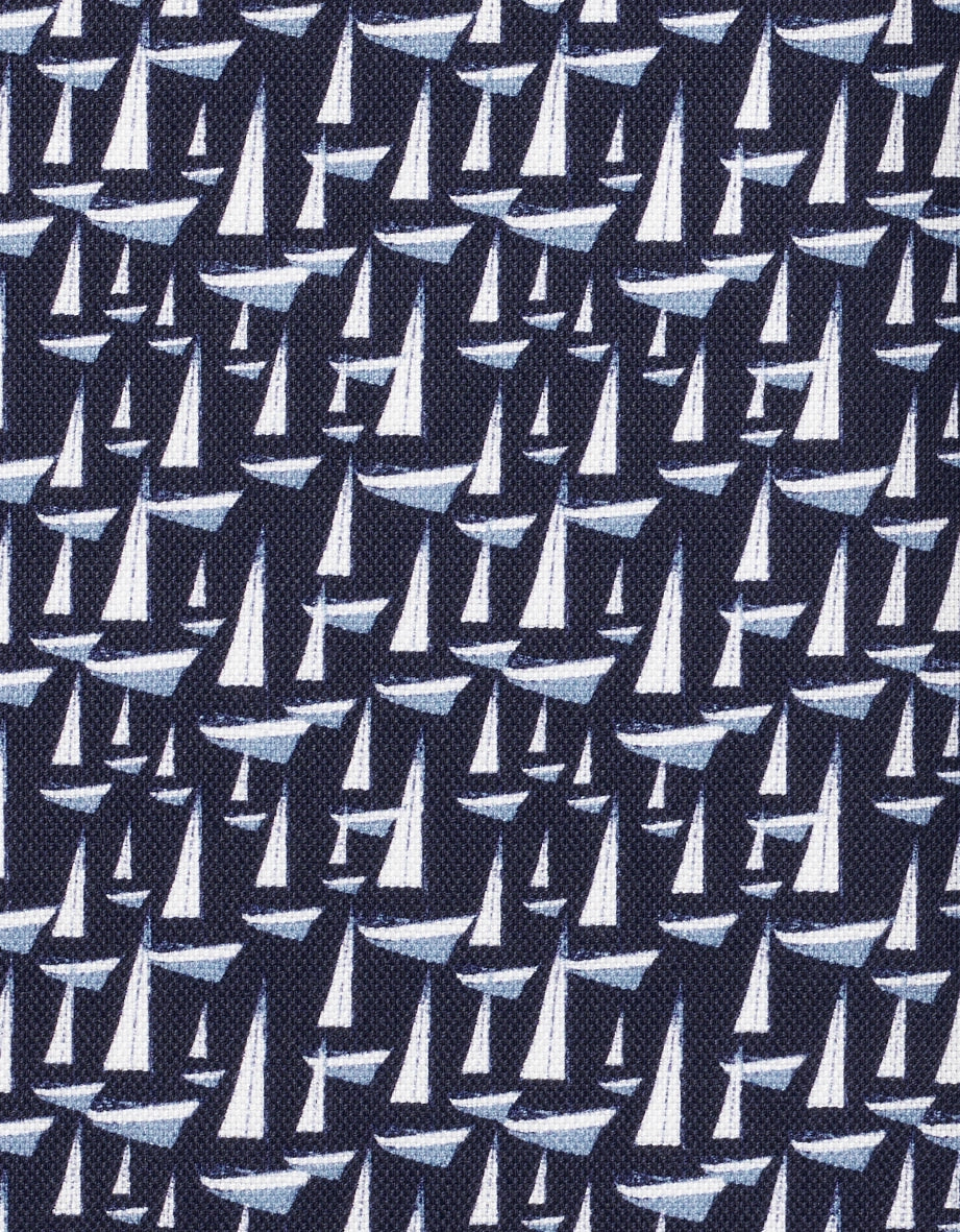 Stofpatroon met witte zeilboten op donkerblauwe achtergrond van bugatti.
