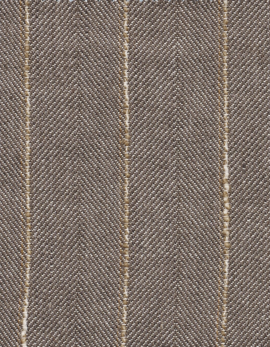 Stoffmuster in Braun mit feinen Längsstreifen, elegantes Design ideal für bugatti Outfits.