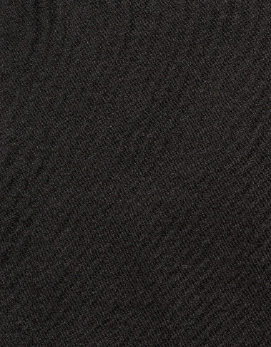 Schwarze bugatti Steppjacke mit Kunstfellkapuze, Detailaufnahme, elegant und zeitlos.
