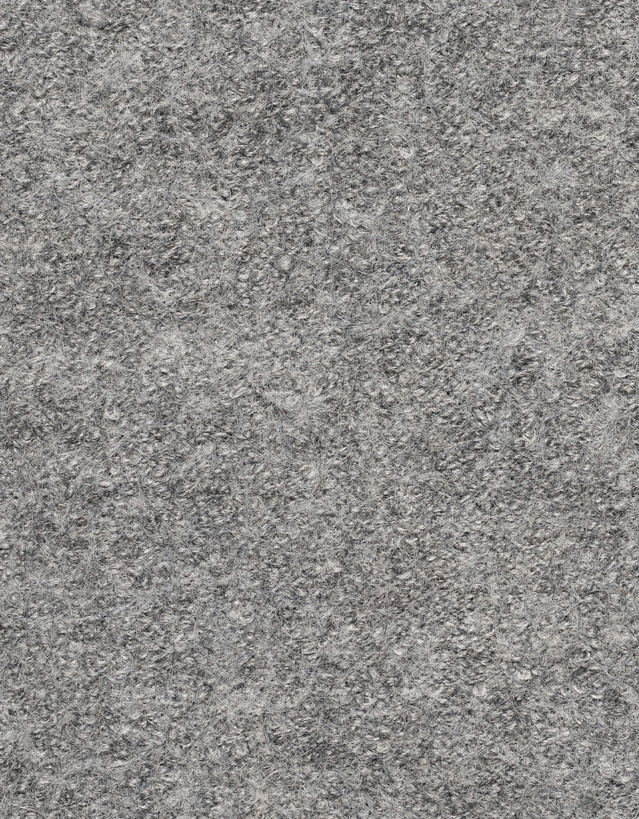 Grauer Wollmantel mit Knopfleiste, blau-weiß gestreiftes Hemd, Büstenbild.