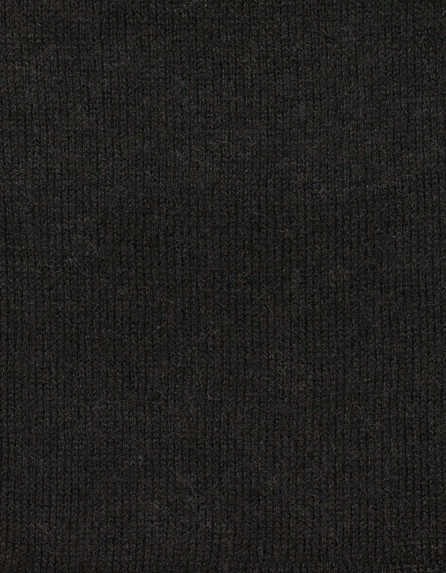 Dunkler Strickstoff in Schwarz, Textur nah aufgenommen, Materialdetailaufnahme.