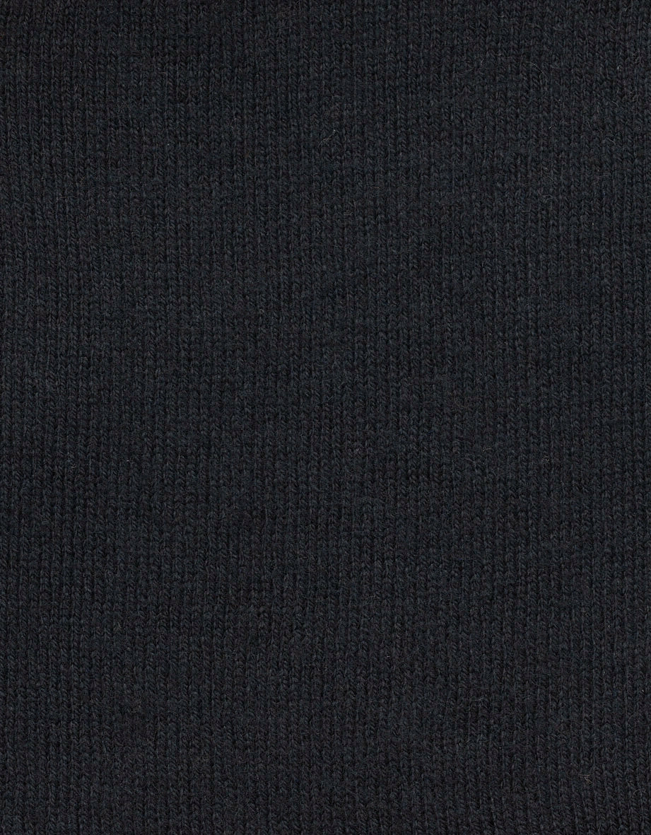 Schwarzer Strickstoff, Texturansicht. Büstenbild ohne Muster oder Design.