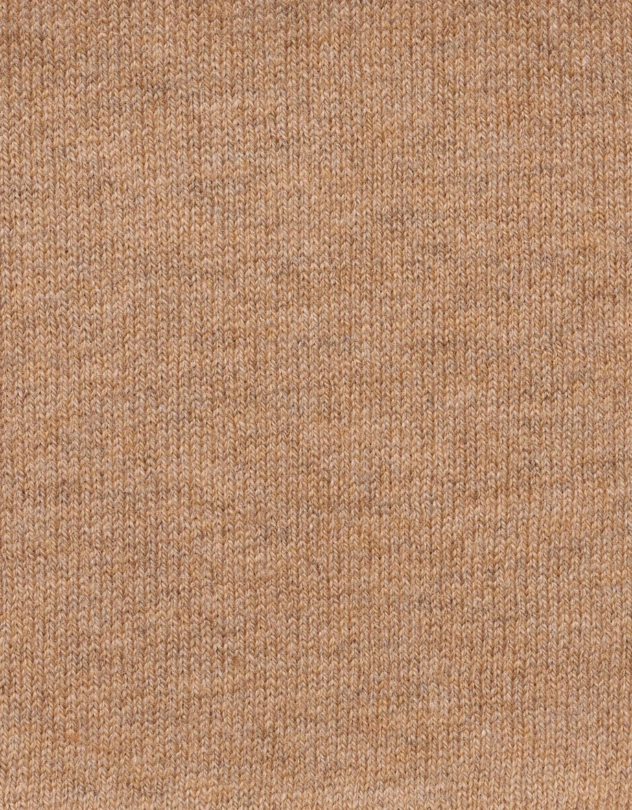 Strickmuster in Beige, zeigt Detailaufnahme des Stoffes, betonend die hochwertige Verarbeitung von bugatti.