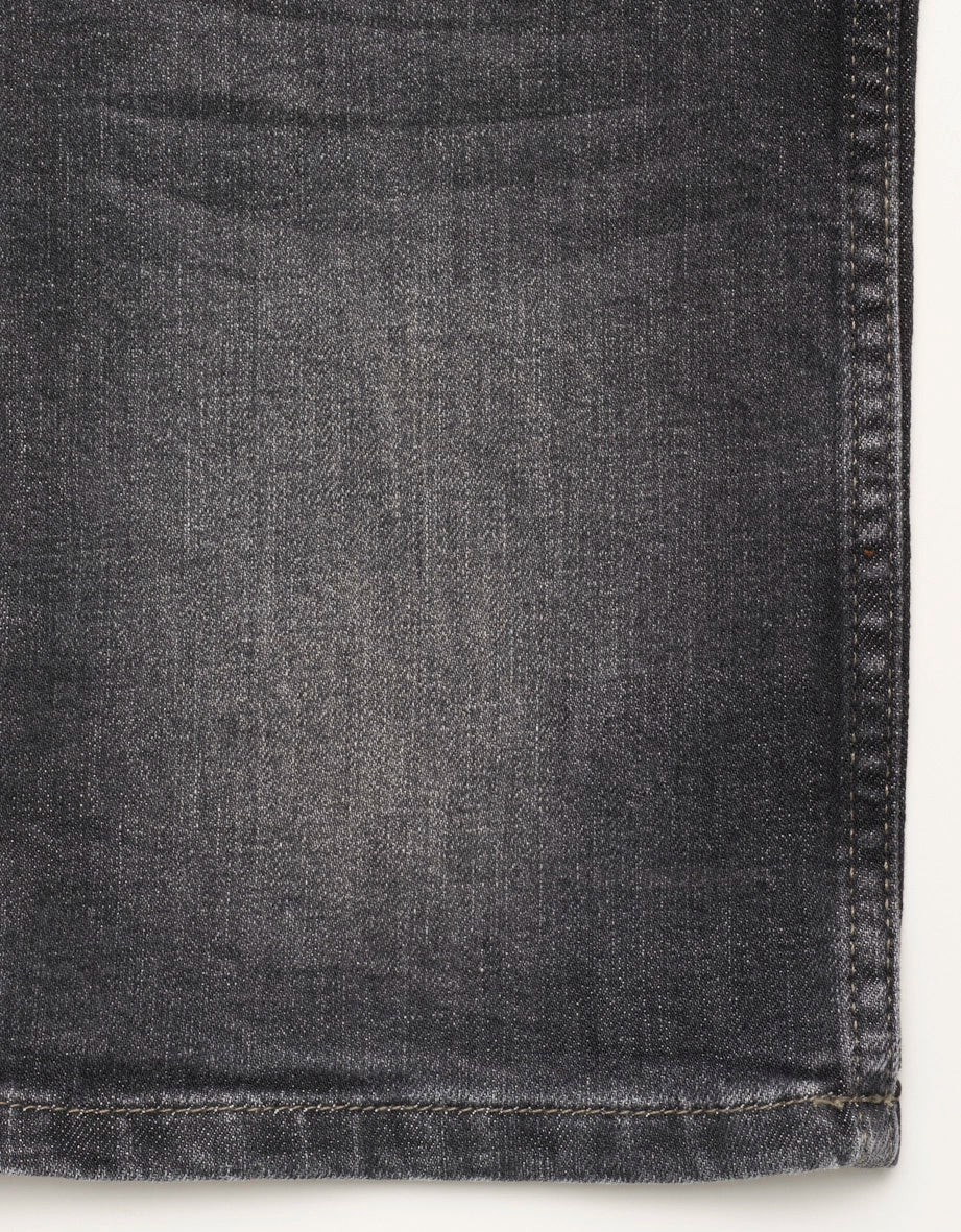 Dunkelgraue bugatti Jeans, Detailansicht, klassischer Denim-Look, hochwertige Verarbeitung.