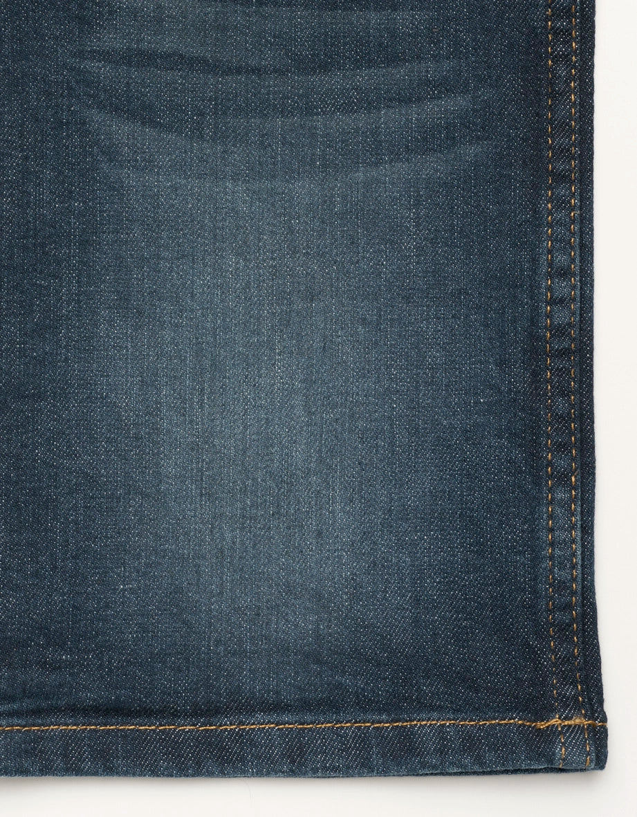 Dunkelblaue Jeans mit orangefarbener Naht, Detailansicht, eleganter Stil von bugatti.