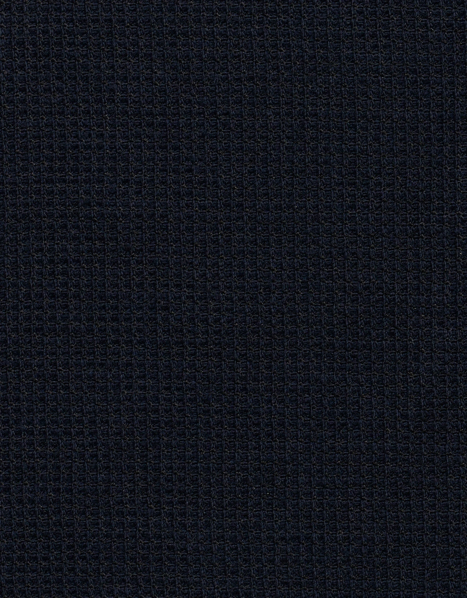 Dunkelblauer Stoff mit feinem Karo-Muster, Detailansicht.