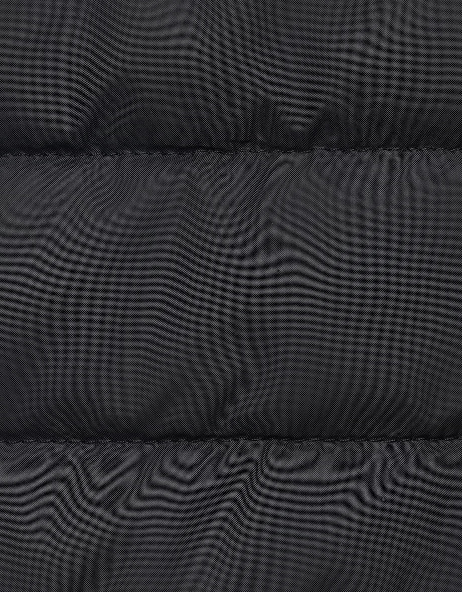 Schwarze Steppjacke von bugatti, Nahaufnahme des Materials, zeigt hochwertige Verarbeitung und Details.