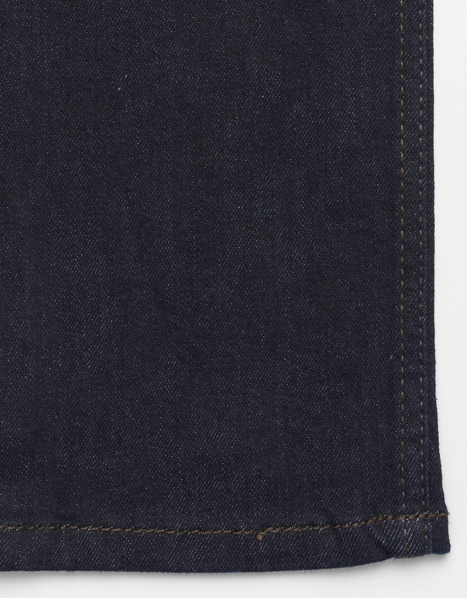 Dunkelblauer Jeansstoff von bugatti im legeren Design mit feiner Nahtdetailansicht.
