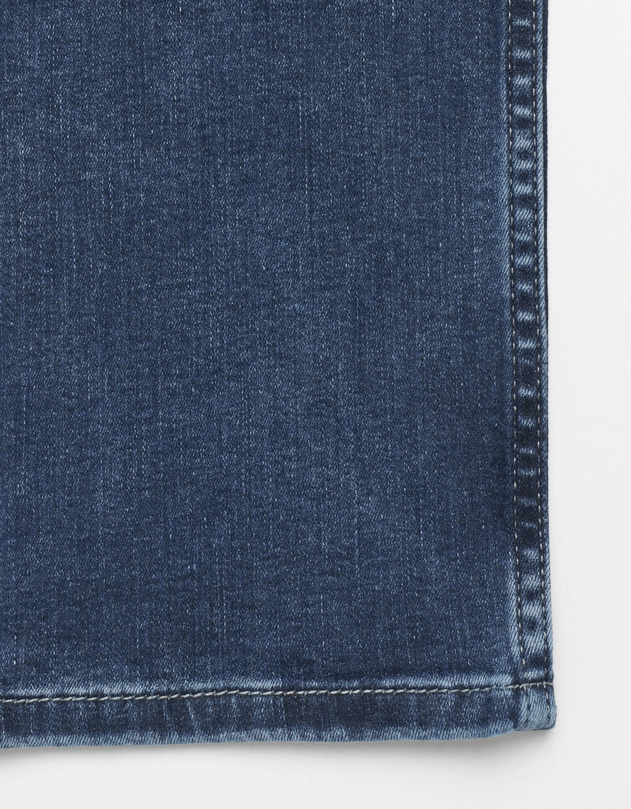 Blauer Jeansstoff, Nahaufnahme, zeigt klassische Denim-Textur und hochwertige Verarbeitung.