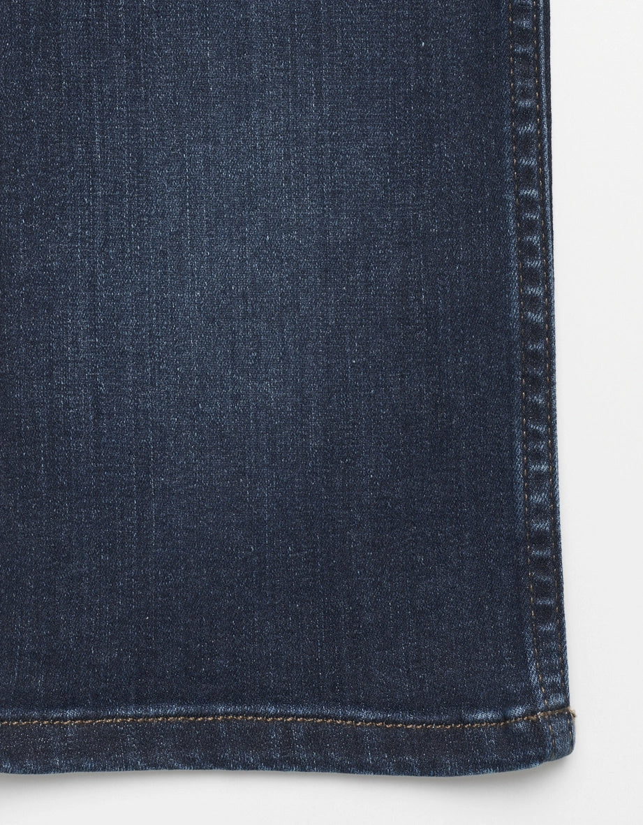 Dunkelblaue Jeans von bugatti, Rückansicht, klassischer Schnitt, schlichtes Design, Büstenbild.