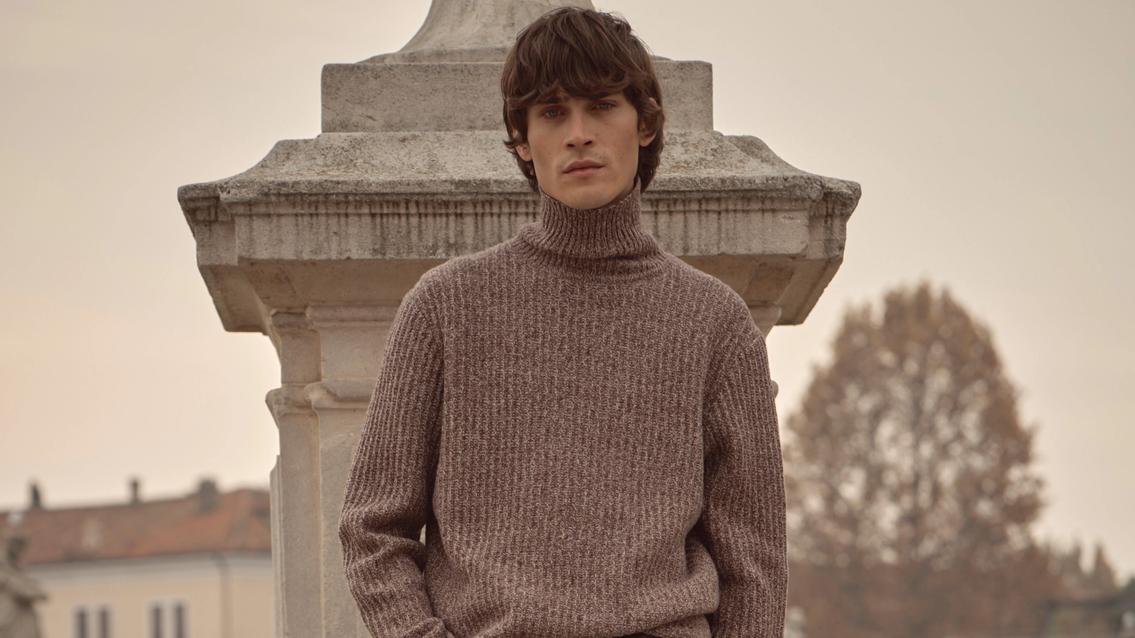 Mann trägt braunen bugatti Strickpullover mit Rollkragen aus der Herren Herbst/Winter-Kollektion – zeitloser Look für stilvolle Casual Outfits.