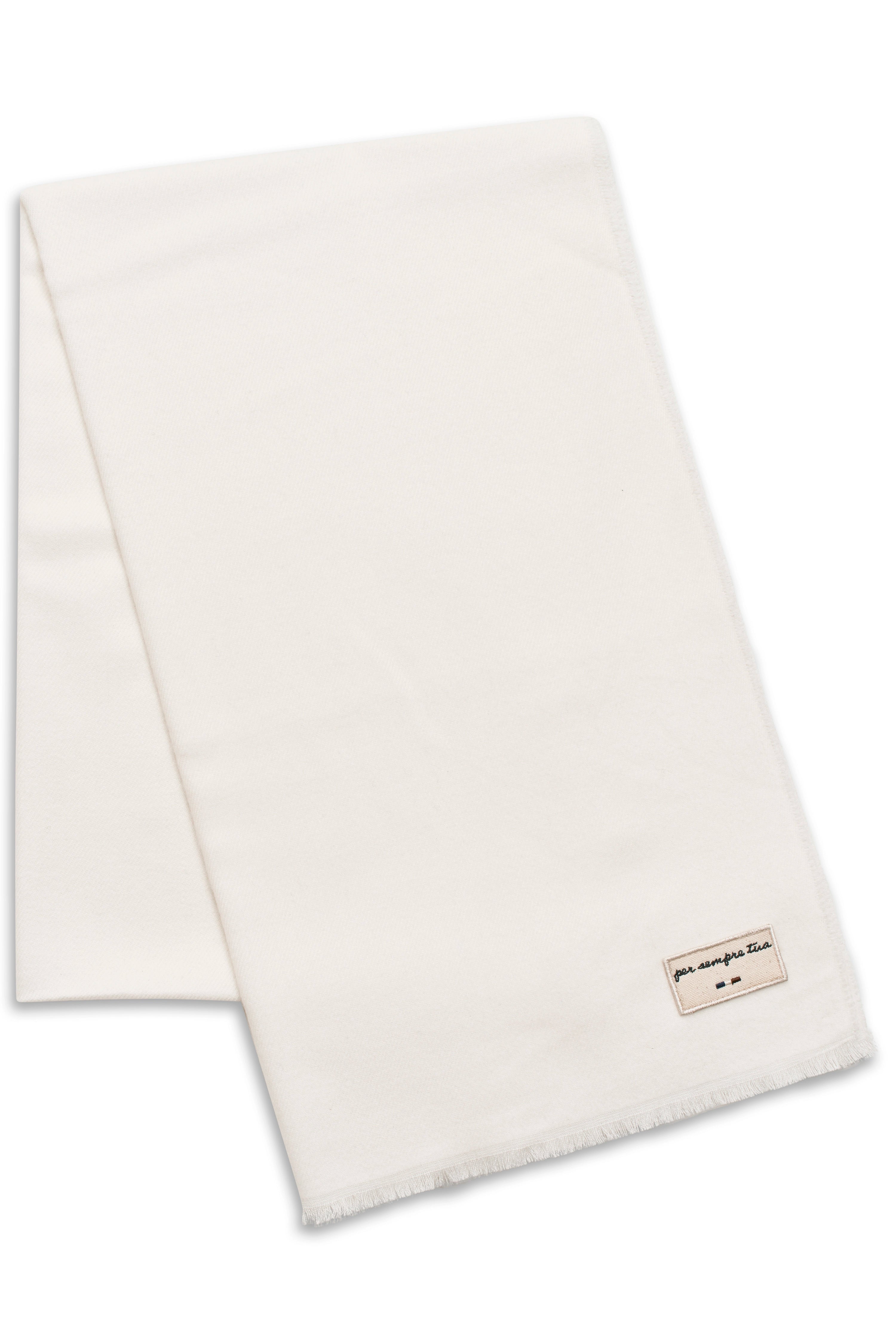 Weißer Schal von bugatti, schlichtes Design, Fransenabschluss, Büstenbild.
