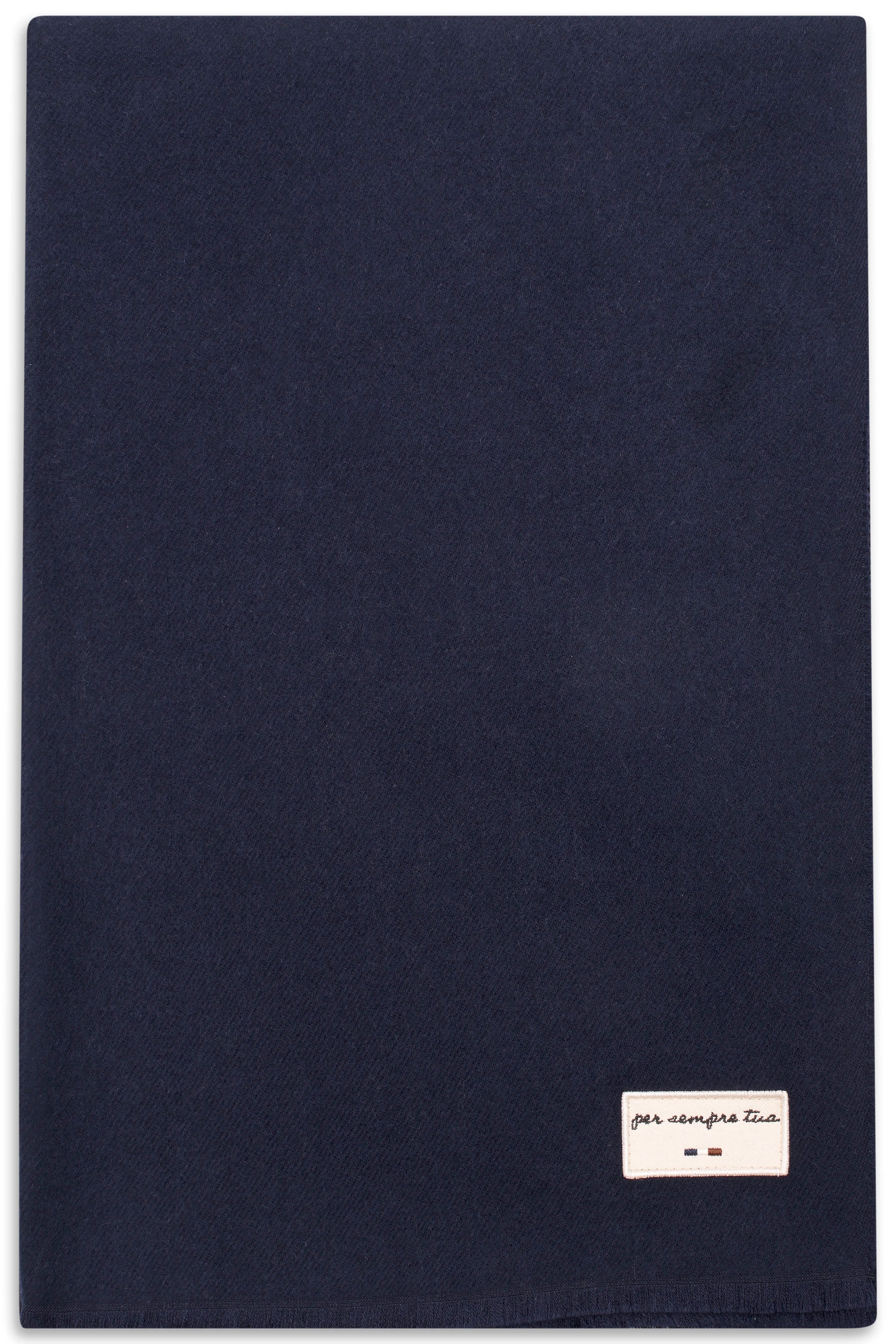 Dunkelblauer bugatti Schal mit dezentem Label, hochwertiges Material, legeres Büstenbild.