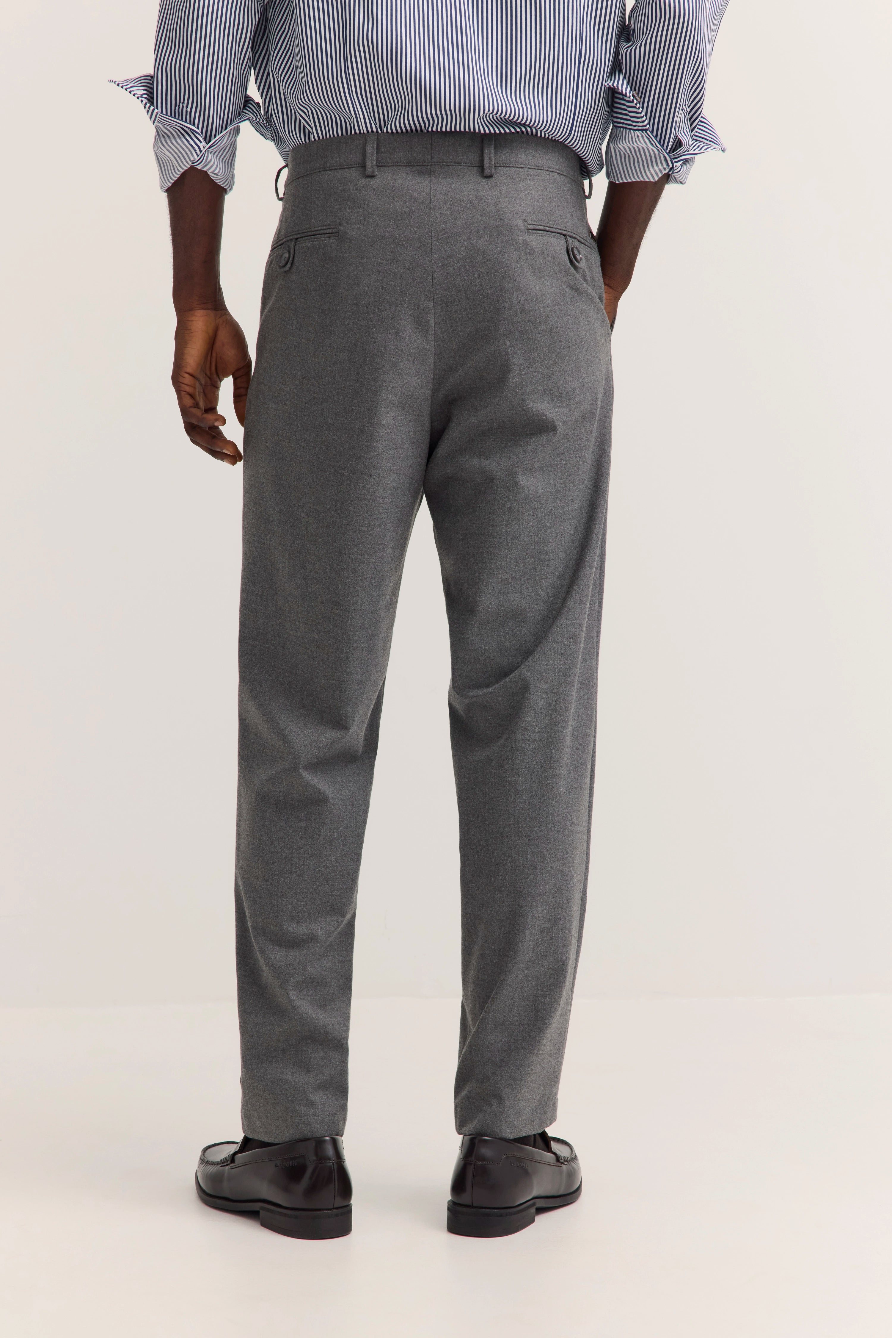Graue Hose und gestreiftes Hemd, legeres Modelbild, Rückansicht, bugatti Stil.