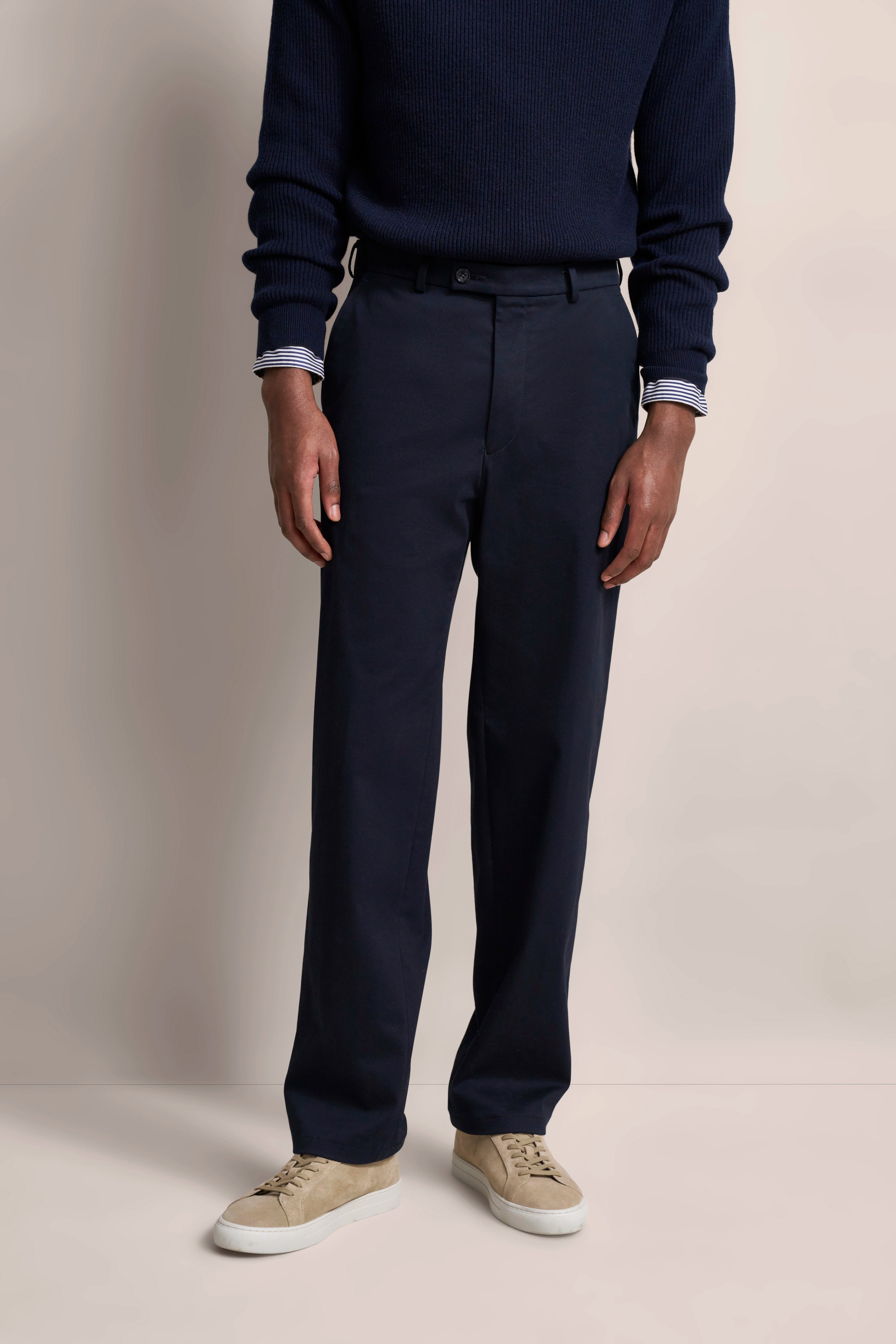 Navy Pullover und Hose, Modelbild, entspannte Pose, beige Sneakers