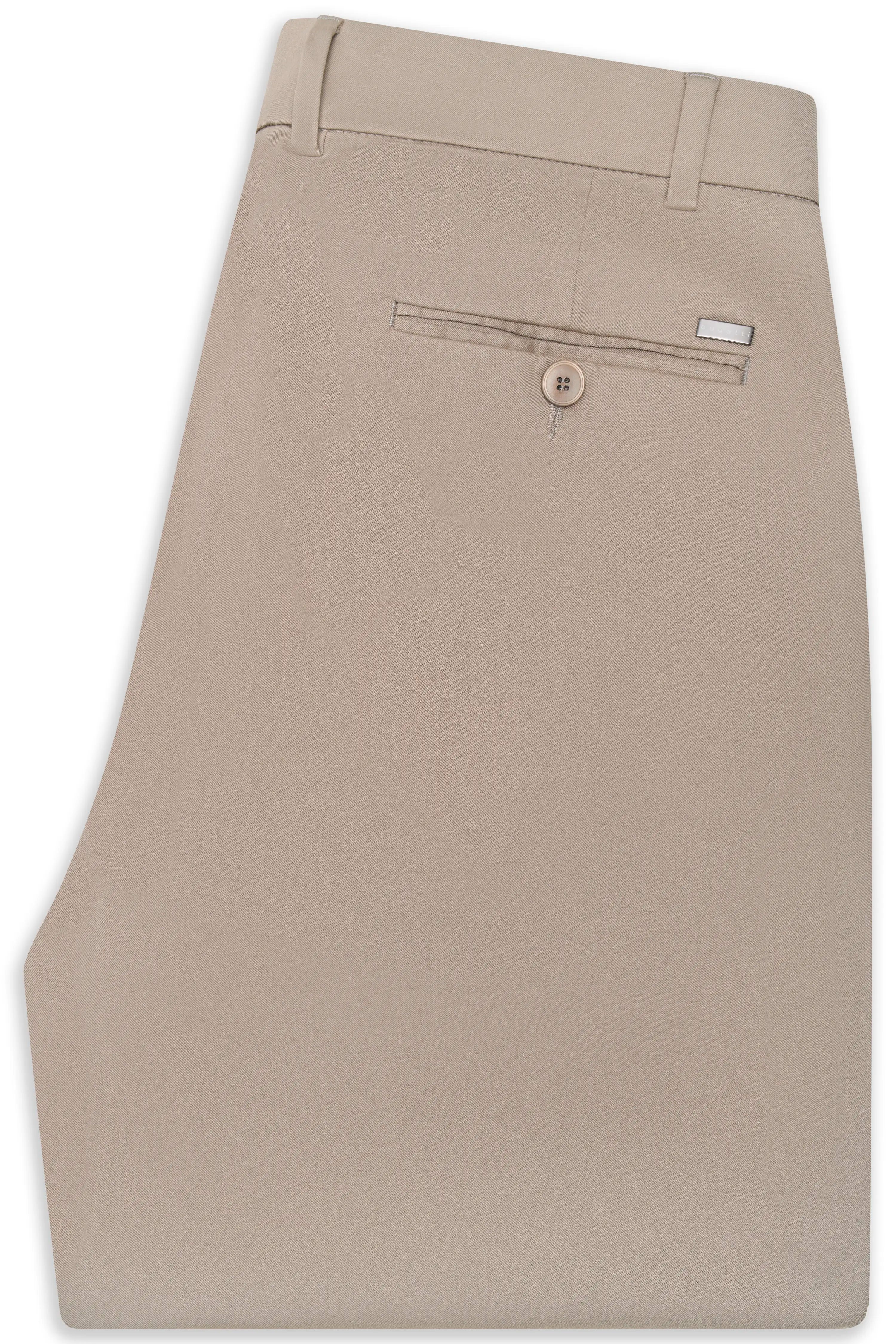 Beige bugatti Chinohose, Büstenbild, elegante Details und hochwertiges Material für zeitlosen Stil.