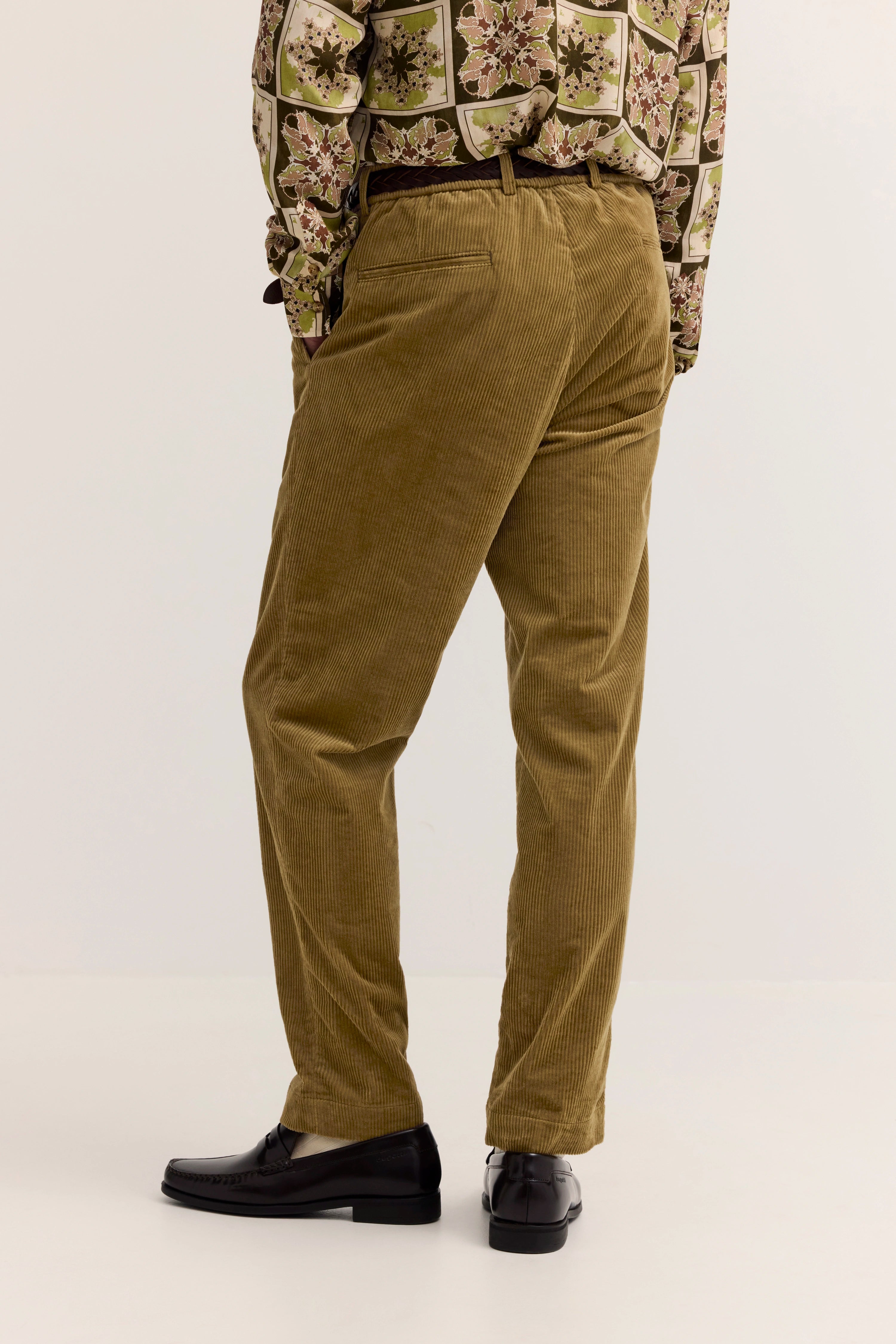 Cordhose in Beige, kombiniert mit floral gemustertem Hemd