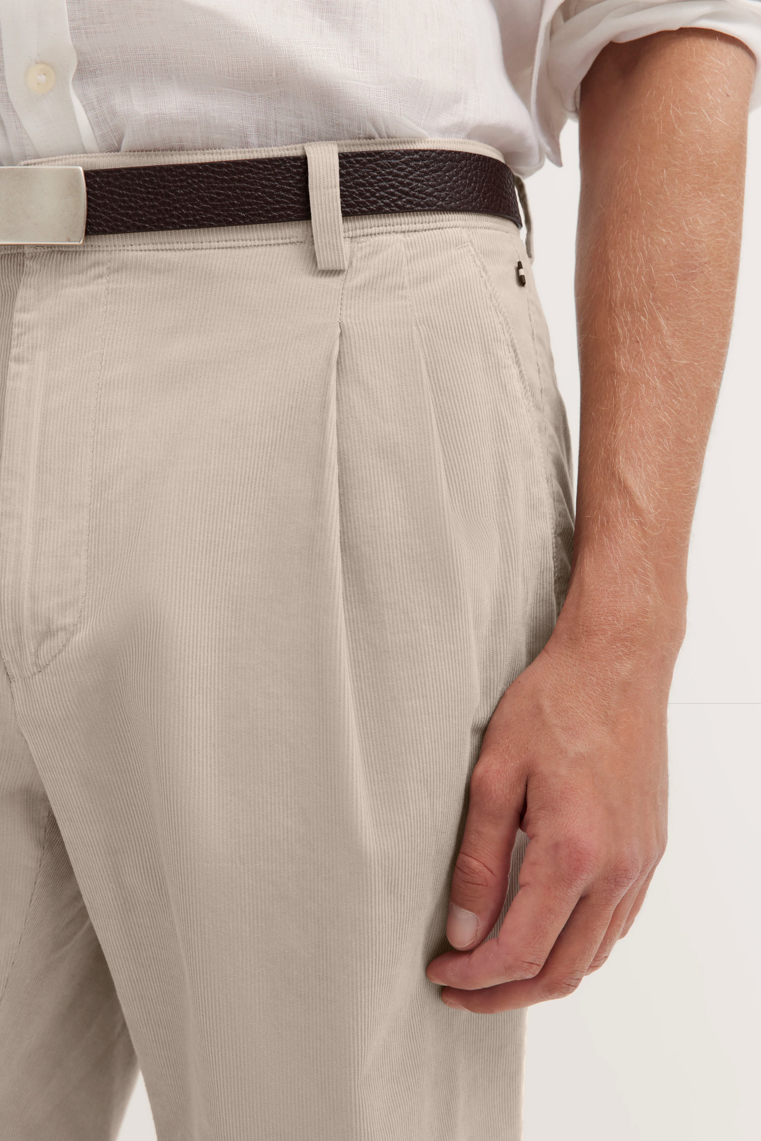 Beige Shorts von bugatti, Rückansicht, legeres Design, ideal für sommerliche Outfits.
