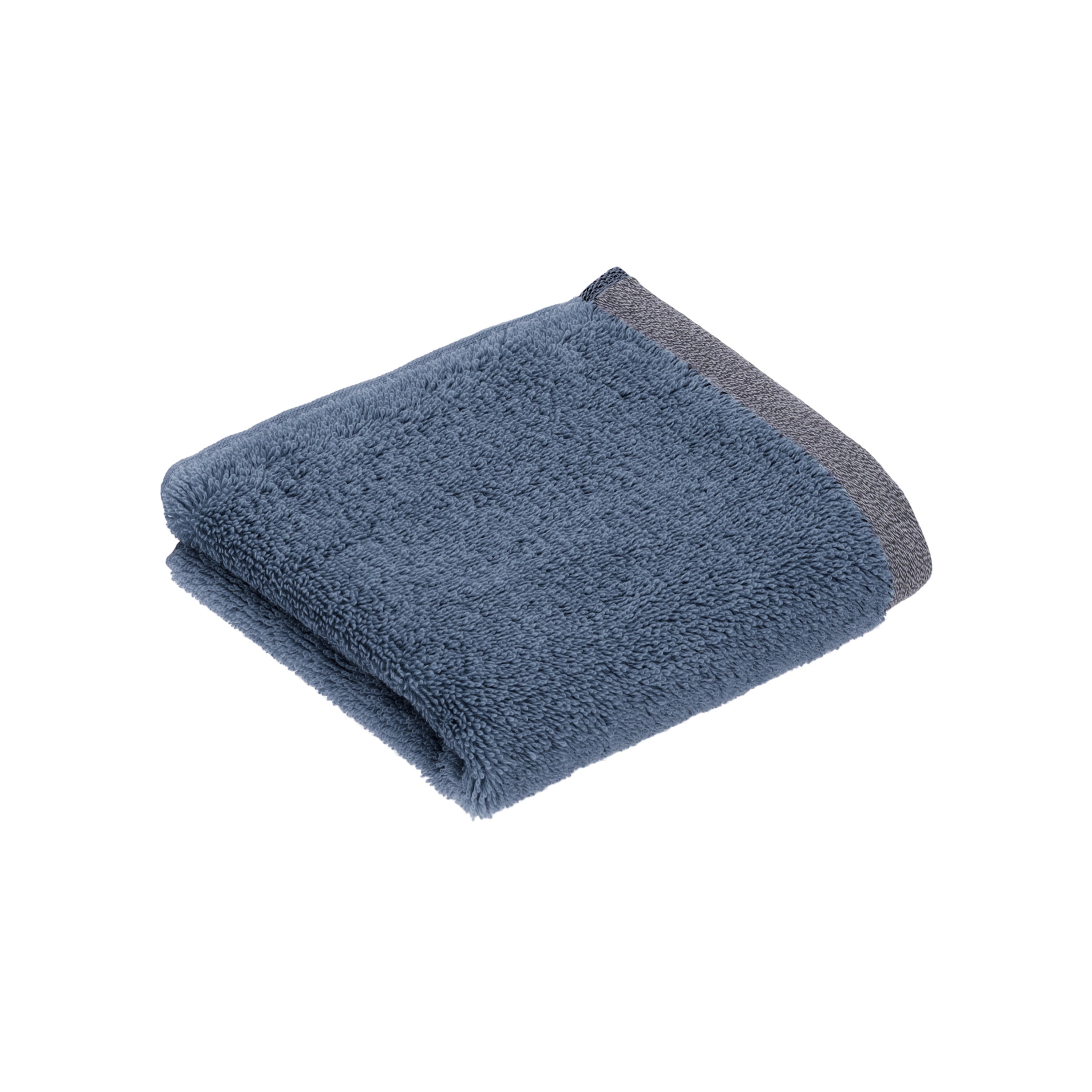 Gefaltetes blaues Handtuch, Nahaufnahme, weiche Textur, grauer Rand, Produktbild.