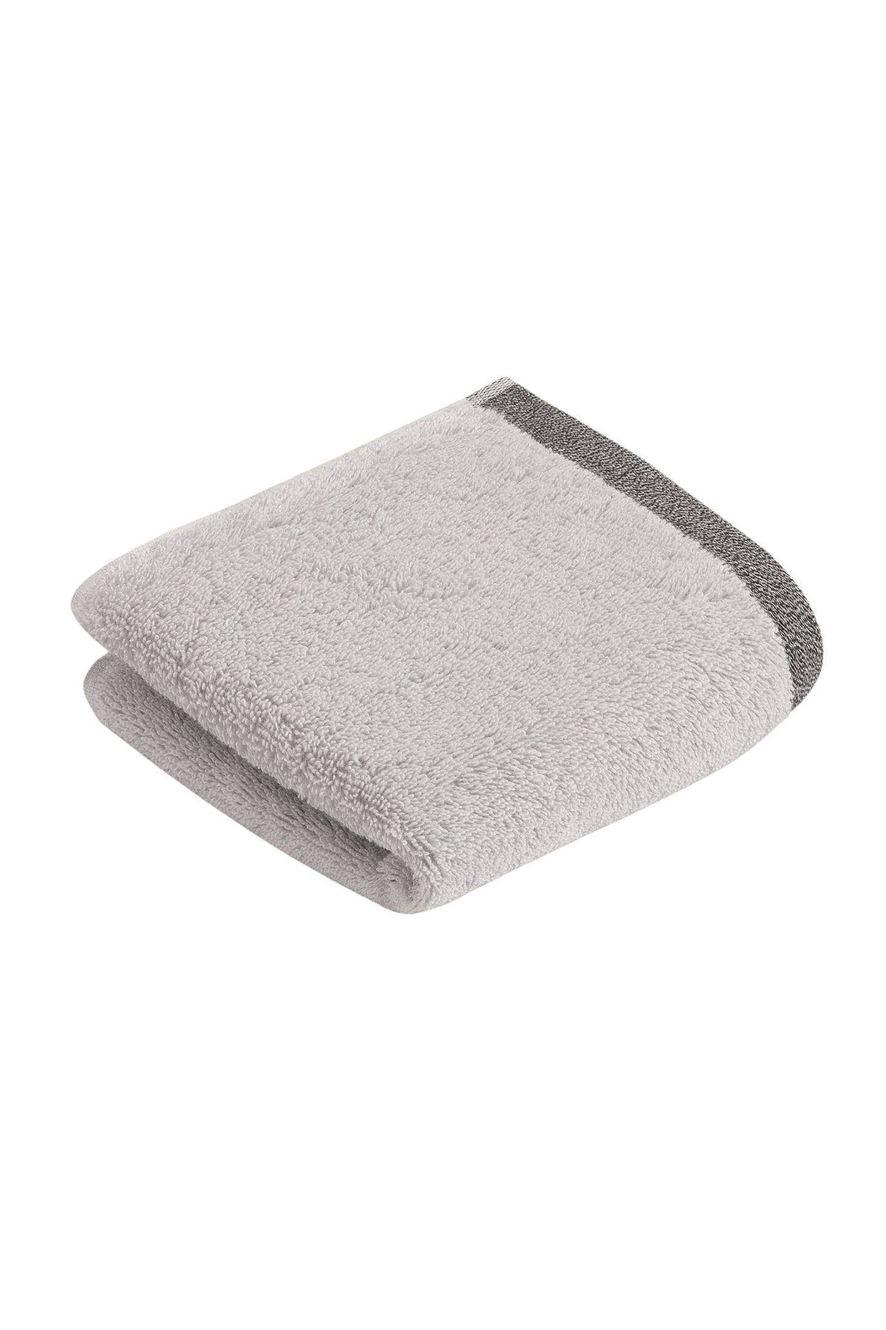 Graues Handtuch, flauschig mit dunklem Rand, Büstenbild.