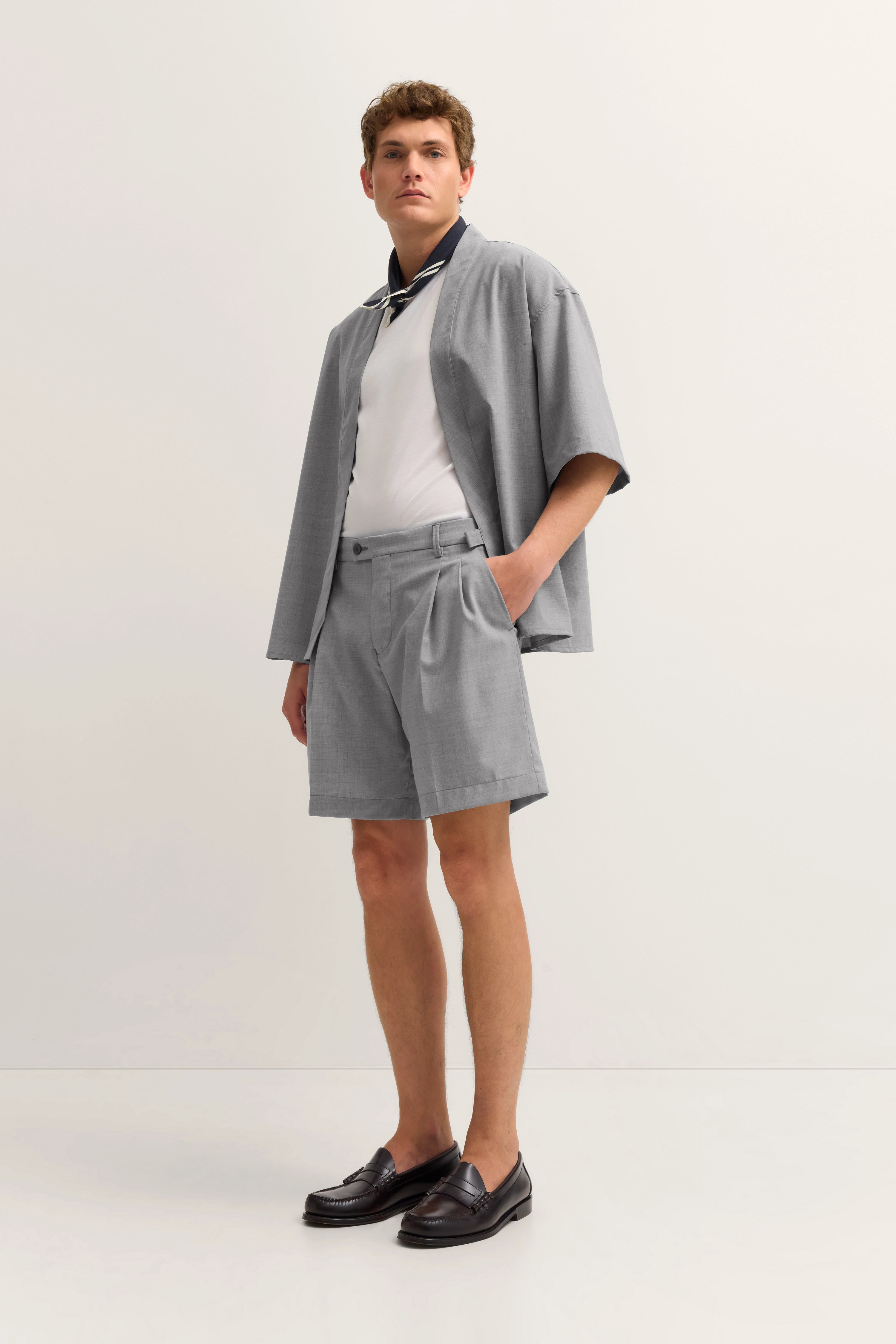 Graue bugatti Stoffhose, Detailaufnahme, eleganter Look.