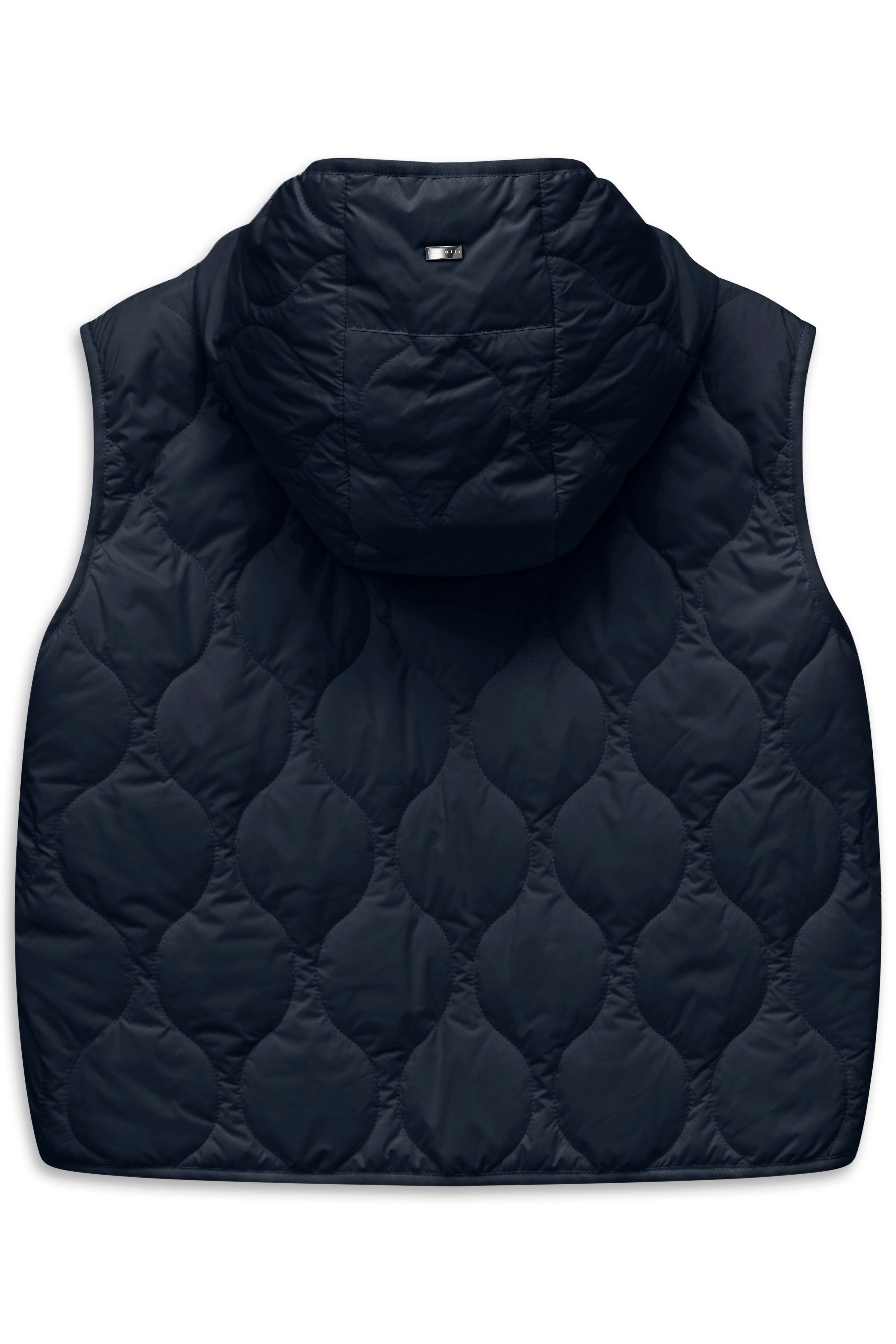 Dunkelblaue Steppweste von bugatti mit Kapuze, legeres Büstenbild.